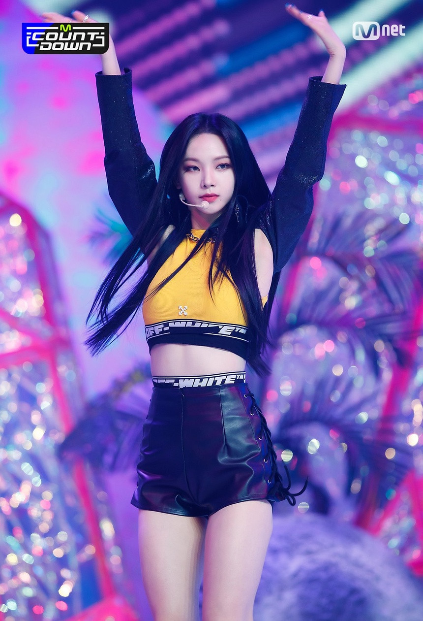 Karina cũng được gọi tên vào danh sách những thần tượng có thể trở thành người mẫu, do KpopHit bình chọn. Danh sách còn có sự xuất hiện của những cái tên như Jennie (BlackPink), Lia (ITZY), Jang Won Young (IZ*ONE)... Ảnh: Tumgir.