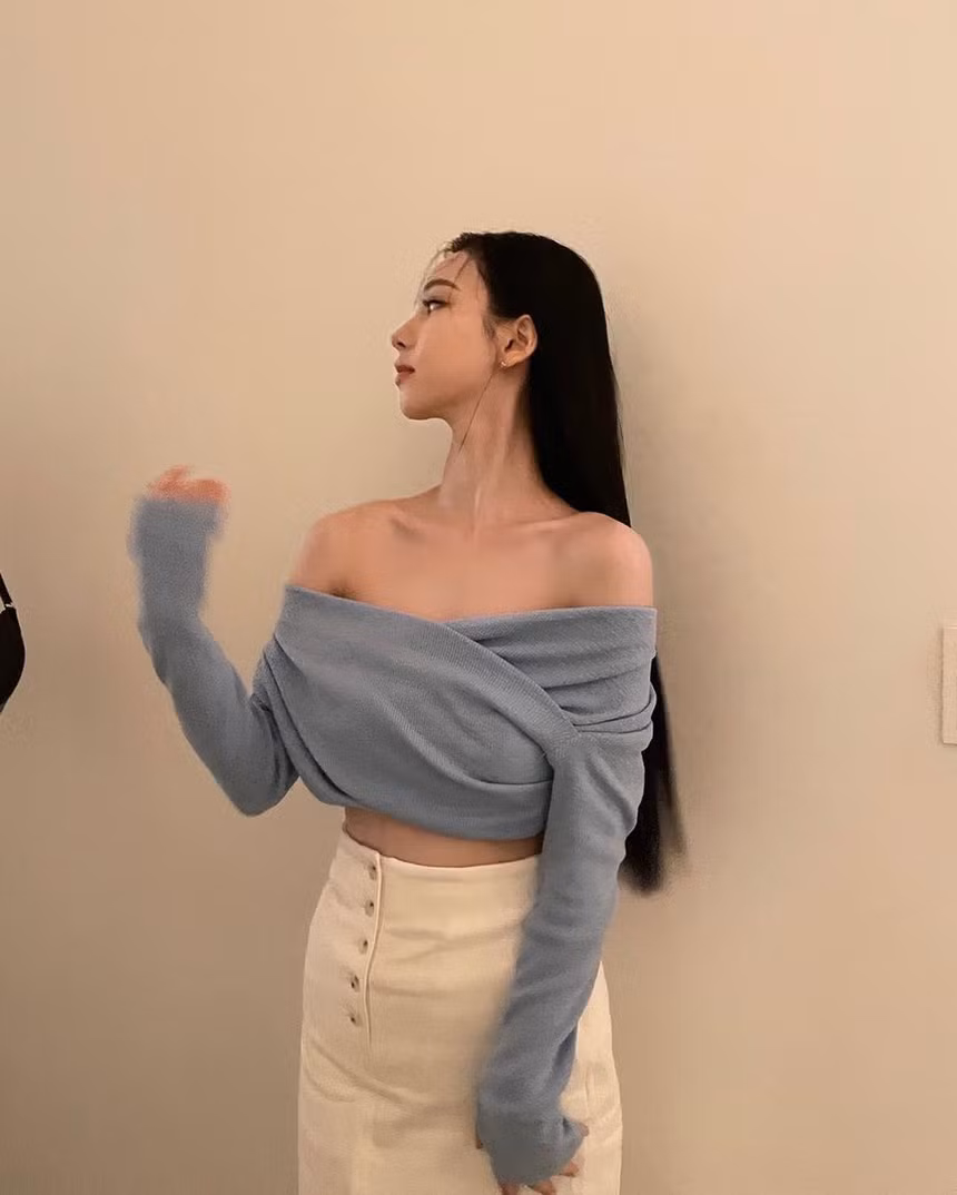 Cô được nhận xét có thân hình mảnh mai cùng khung xương nhỏ. Bên cạnh đó, xương quai xanh và bờ vai thon gọn cũng giúp Karina thêm phần quyến rũ. Ảnh: @aespa_official.