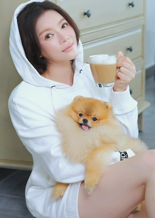 Cách đây không lâu, khi một số cư dân mạng thúc giục Lý Nhã Kỳ lấy chồng sinh con và thắc mắc vì sao cô không làm mẹ để có em bé bế bồng chứ lại đi bế cún cưng, nữ diễn viên tỏ ra khá bức xúc. Lý Nhã Kỳ cho biết: “Không phải chuyện của bạn và gia đình bạn thì nên bớt nhiều chuyện lại".