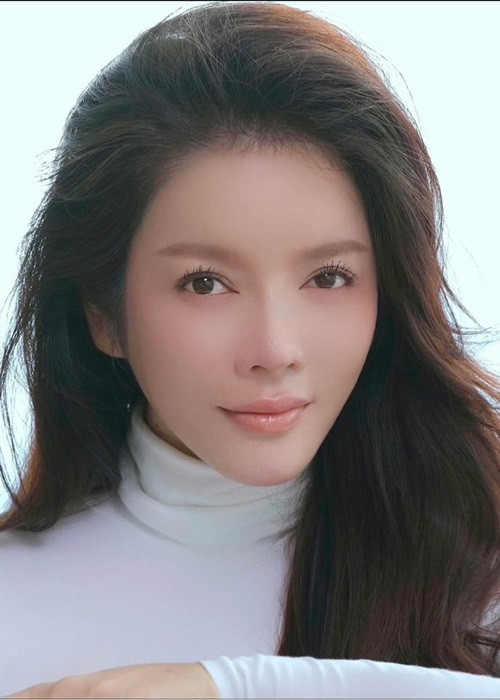 Trong cuộc phỏng vấn mới đây với Ngôi sao, Lý Nhã Kỳ chia sẻ thêm: “Nếu chỉ vì tôi post những hình ảnh đẹp không vừa lòng các bạn mà bay vào chỉ trích tôi sống vô cảm là rất vô lý. Không ai có quyền can thiệp vào cuộc sống và sở thích người khác nếu điều đó không vi phạm pháp luật. Tôi muốn lên tiếng để khán giả đừng bao giờ nghĩ cứ thích chửi nghệ sĩ thì chửi và đã chửi thì nghệ sĩ phải chịu đựng tất cả với lý do đã làm người của công chúng thì phải chấp nhận cả khen chê lẫn yêu ghét”.