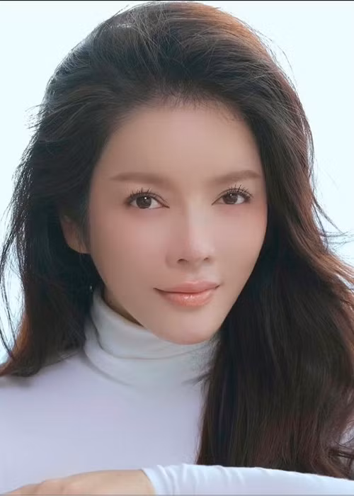 Trong cuộc phỏng vấn mới đây với Ngôi sao, Lý Nhã Kỳ chia sẻ thêm: “Nếu chỉ vì tôi post những hình ảnh đẹp không vừa lòng các bạn mà bay vào chỉ trích tôi sống vô cảm là rất vô lý. Không ai có quyền can thiệp vào cuộc sống và sở thích người khác nếu điều đó không vi phạm pháp luật. Tôi muốn lên tiếng để khán giả đừng bao giờ nghĩ cứ thích chửi nghệ sĩ thì chửi và đã chửi thì nghệ sĩ phải chịu đựng tất cả với lý do đã làm người của công chúng thì phải chấp nhận cả khen chê lẫn yêu ghét”.