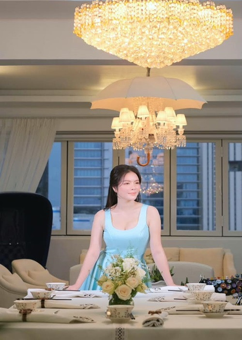 Mùa dịch, Lý Nhã Kỳ thường xuyên khoe ảnh ăn ngon vì vậy cô bị một số khán giả chỉ trích. Một antifan bình luận: “Là người của công chúng mà đăng hình trong lúc dịch bệnh thế này thì không được mãn nhãn lắm. Không biết fan hâm mộ nghĩ sao trong khi họ đang thiếu thốn tùm lum”. Lý Nhã Kỳ liền đáp trả: “Vậy nên đăng cái này hả bạn. Mùa dịch ai cũng khó khăn theo hoàn cảnh khác nhau nhưng không có nghĩa bạn bắt ai cũng phải tiêu cực mới phù hợp nha”.