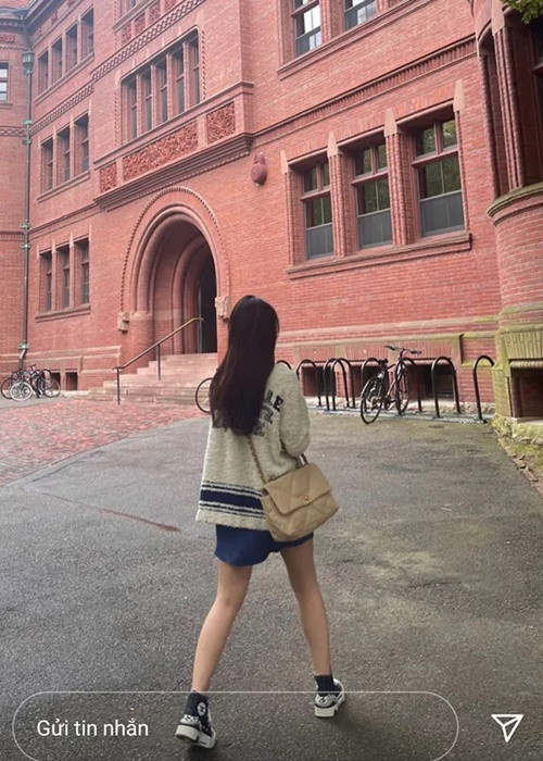 Nữ ca sĩ ăn mặc như sinh viên.