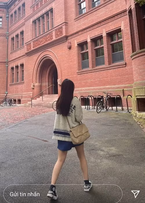 Nữ ca sĩ ăn mặc như sinh viên.