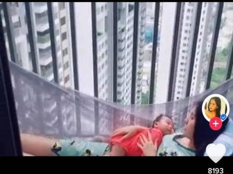 Thiên An khoe hình ảnh nằm ru con gái ngủ.