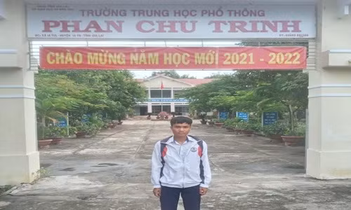 Vuot len hoan canh, cau hoc tro nguoi dan toc Jrai thanh thu khoa truong Sy quan