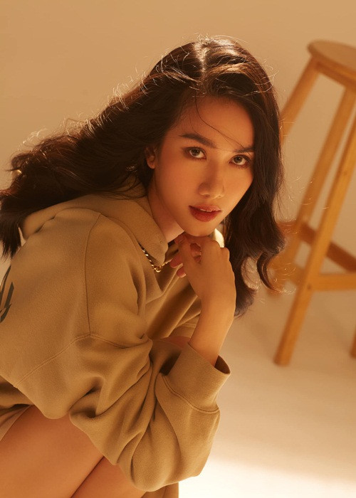 Chân dài sinh năm 1998 xinh đẹp, gợi cảm hơn.