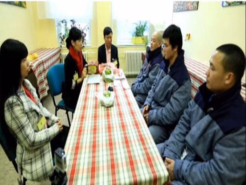 Tháng 7/2011, Tạ Quỳnh Tư bắt tay vào bộ phim đầu tiên thì đến tháng 12/2011, nam đạo diễn sinh năm 1980 giành 2 giải Bạc cho hai phim “Cây đời” và “Kè chắn sóng” thuộc thể loại Phim tài liệu, tại Liên hoan Truyền hình Toàn quốc (LHTHTQ). Năm 2013, tại LHTHTQ lần thứ 33, phim “Lời nhắn” giúp đạo diễn phim“Ranh giới” đoạt giải Vàng ở thể loại Phim Tài liệu. Cùng năm, Tạ Quỳnh Tư đoạt giải B giải Báo chí quốc gia. với bộ phim "Nếu đi hết biển". Ảnh: VOV5