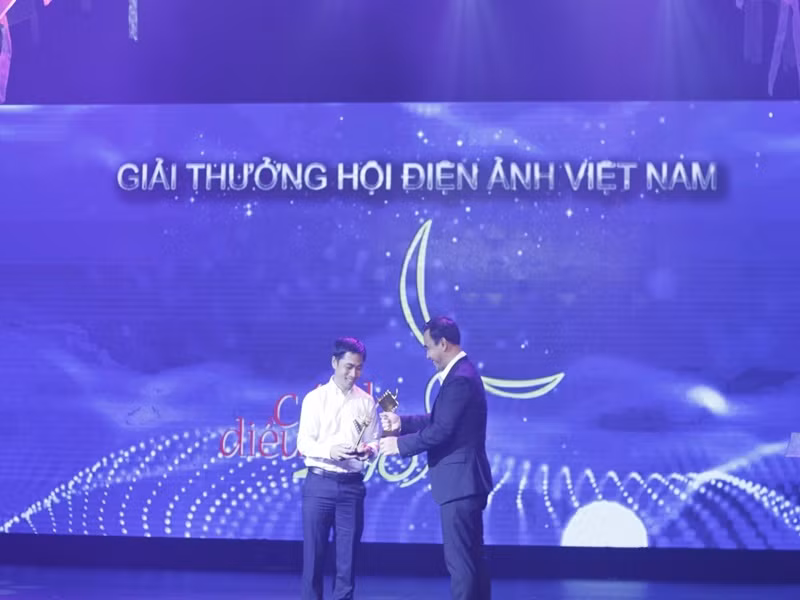 Đặc biệt, phim “Hai đứa trẻ” của Tạ Quỳnh Tư giành giải Cánh diều Vàng 2016 cho Phim tài liệu xuất sắc còn cá nhân anh đoạt giải Đạo diễn xuất sắc ở thể loại tài liệu. Phim còn giúp anh đoạt giải A giải Báo chí quốc gia năm 201 và giải thưởng của ban giám khảo tại Liên hoan phim Quốc tế Hà Nội - HANIFF năm 2018. Ảnh: Thế giới điện ảnh