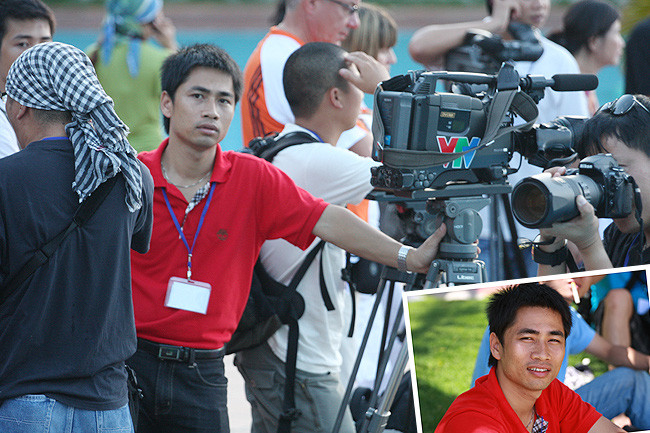 Theo Nhân dân cuối tuần, Tạ Quỳnh Tư sinh ra ở nông thôn, trong một gia đình nghèo, cuộc sống lam lũ vất vả từ bé. Anh tốt nghiệp khóa quay phim của Trường ĐH Sân khấu - Điện ảnh Hà Nội rồi về VTV từ năm 2005. Anh từng cầm máy quay rong ruổi cùng chương trình Vì người nghèo, Hộp thư truyền hình hay Nối vòng tay lớn. Ảnh: VTV