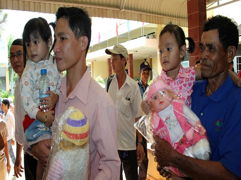 Theo Thế giới điện ảnh, bộ phim tài liệu “Hai đứa trẻ” kể về hai đứa trẻ bị trao nhầm trong phòng hộ sinh. Chuyện xảy ra vào năm 2012, khi hai người mẹ Trang (còn gọi là Nga) - Liên cùng sinh con tại Bệnh viện Đa khoa thị xã Bình Long (Bình Phước). Nuôi nấng bé Lan Anh (tên gọi ở nhà là Thìn), vợ chồng anh Khiên - chị Trang không ngờ con mình lại là bé Ngọc Yến, đang ở với vợ chồng anh Tuấn - chị Liên. Cuộc hành trình nhận lại con của đôi bên cha mẹ khiến khán giả nghẹn lòng. Ảnh: Thế giới điện ảnh