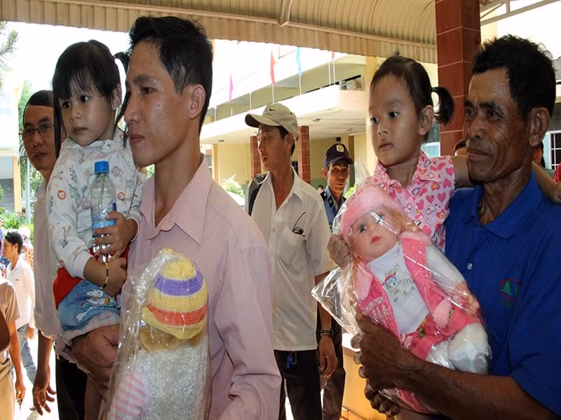 Theo Thế giới điện ảnh, bộ phim tài liệu “Hai đứa trẻ” kể về hai đứa trẻ bị trao nhầm trong phòng hộ sinh. Chuyện xảy ra vào năm 2012, khi hai người mẹ Trang (còn gọi là Nga) - Liên cùng sinh con tại Bệnh viện Đa khoa thị xã Bình Long (Bình Phước). Nuôi nấng bé Lan Anh (tên gọi ở nhà là Thìn), vợ chồng anh Khiên - chị Trang không ngờ con mình lại là bé Ngọc Yến, đang ở với vợ chồng anh Tuấn - chị Liên. Cuộc hành trình nhận lại con của đôi bên cha mẹ khiến khán giả nghẹn lòng. Ảnh: Thế giới điện ảnh