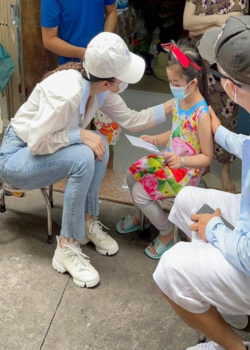 Nữ người mẫu chia sẻ cảm xúc khi đi trao quà: “Thật sự tới thăm nhà rồi mới thấy được sự buồn bã rất rõ trên đôi mắt các em, Trinh thật sự rất xót”.