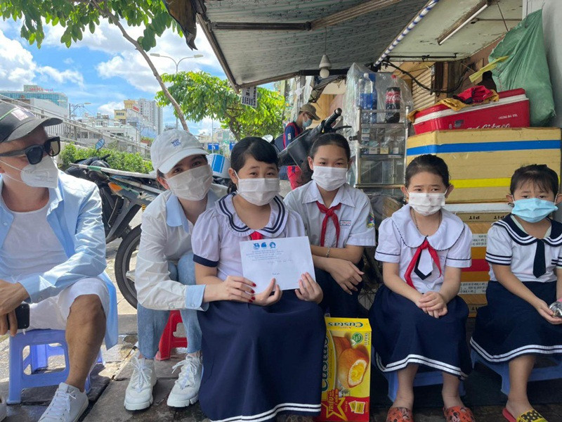 Ngọc Trinh hy vọng các suất học bổng giúp các em nhỏ có thêm động lực để có thể hoàn thành tốt việc học của mình.