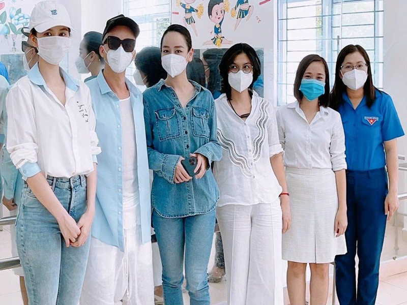 Trong chuyến từ thiện Ngọc Trinh mặc giản dị.