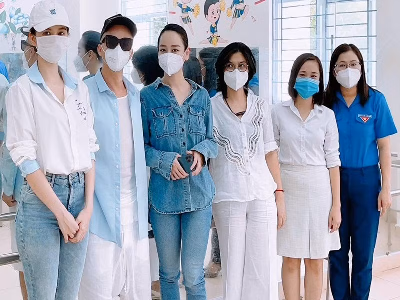 Trong chuyến từ thiện Ngọc Trinh mặc giản dị.