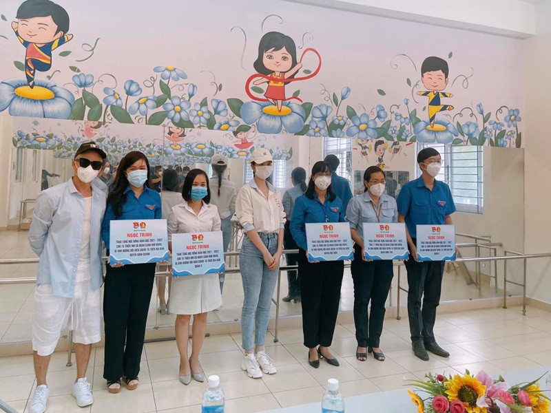 Trước đó, Ngọc Trinh xả hàng các loại mỹ phẩm kinh doanh, 100% doanh thu sẽ dùng mua 1000 phần quà nhu yếu phẩm cho bà con khó khăn mùa dịch.