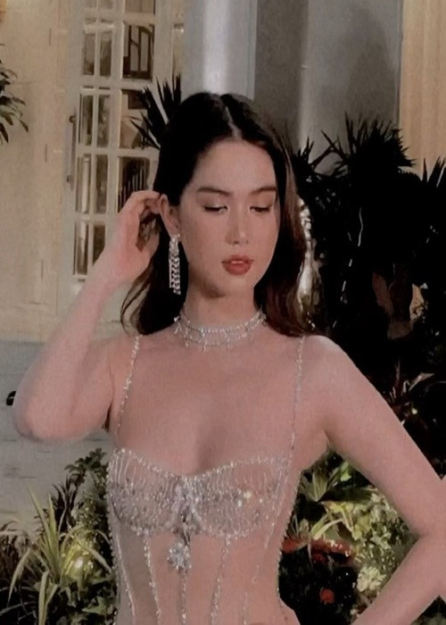 Ngọc Trinh tỏ ra không mấy bận tâm khi bị VTV gọi tên. Trên trang cá nhân, cô vẫn đăng tải hình ảnh gợi cảm.