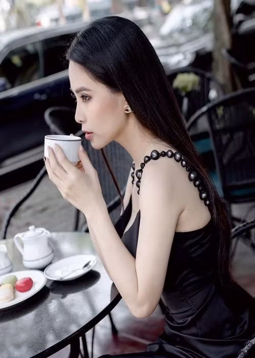 Ngoài được gia đình chồng yêu thương, nữ ca sĩ còn được chồng cưng chiều. Sinh nhật Kiều Anh, Văn Quỳnh mua những món đồ hiệu làm quà. Được chiều chuộng, Kiều Anh tặng chồng số tiền lên đến hàng tỷ đồng kèm lời chúc mừng sinh nhật.