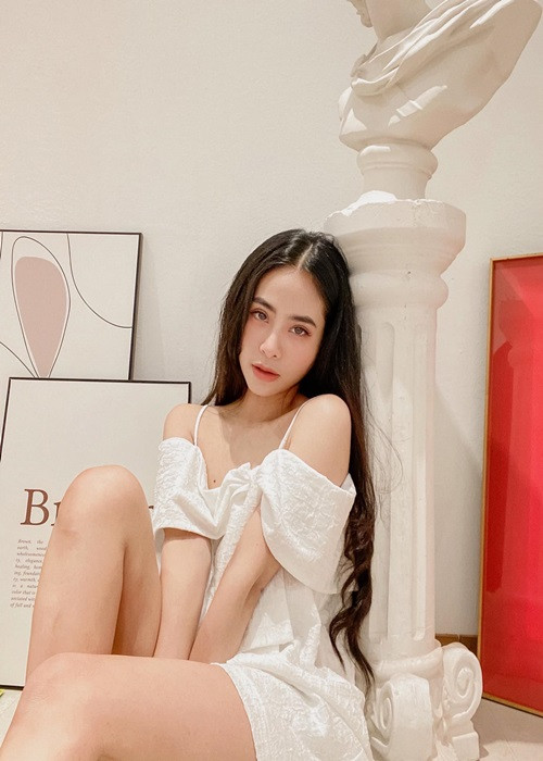 Kiều Anh từng được mẹ chồng khen nhan sắc. "Bao giờ tôi mới được đẹp như các cô đây", cô Văn Thùy Dương để lại bình luận dưới những bức ảnh gợi cảm của Kiều Anh.