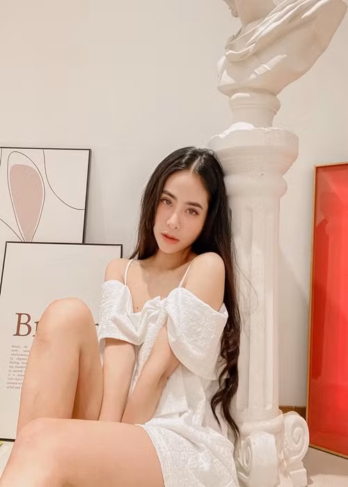 Kiều Anh từng được mẹ chồng khen nhan sắc. "Bao giờ tôi mới được đẹp như các cô đây", cô Văn Thùy Dương để lại bình luận dưới những bức ảnh gợi cảm của Kiều Anh.