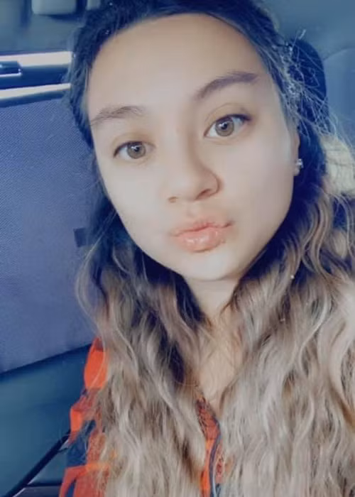 Phi Nhung và con gái đã xa nhau từ tháng 12/2019 đến nay. Nữ ca sĩ chia sẻ, hai mẹ con chỉ được gặp nhau vào 1,2 giờ sáng qua điện thoại, phụ thuộc theo giờ của Wendy.