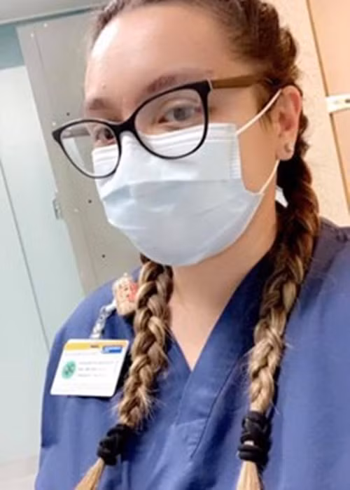 Công việc của con gái Phi Nhung rất bận rộn, nhất là vào thời điểm dịch bệnh COVID-19. Bản thân Wendy từng mắc COVID-19 nhưng giấu Phi Nhung. "Trong khi tôi ở Việt Nam lo làm việc và chăm sóc cho các bé còn nhỏ, vậy mà con mình sinh ra trong lúc đau ốm tôi không ở bên cạnh để chăm sóc, đau lòng lắm", Phi Nhung từng chia sẻ.