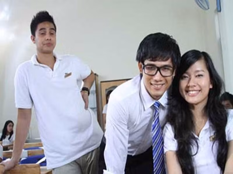 Năm 2012, “Bẫy cấp 3” bị cấm chiếu với lý do phim “kích động bạo lực” và "mô tả rất thô thiển khát khao chuyện “giường chiếu” của tuổi teen". Nội dung phim kể về nhóm học sinh cùng đi picnic ở Đà Lạt, rồi từng người một trong nhóm học sinh bị thanh toán một cách bí ẩn. Thủ phạm cuối cùng chính là một người trong nhóm học sinh vì bạn bè xa lánh và bố mẹ thờ ơ mà sắp đặt chuỗi “bẫy” để hại những người bạn cùng đi và cả người vô tội khác. Khi phim bị cấm chiếu, nhiều khán giả ủng hộ quyết định của Cục Điện ảnh. Ảnh: Hà Nội mới