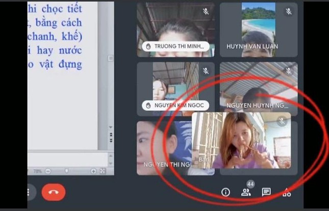 Bên cạnh những lùm xùm không tích cực trong thời gian qua thì việc học online cũng đem đến không ít câu chuyện dễ thương. Cũng với chiêu đổi tên này, nhiều lớp còn quái hơn khi đổi thành "đang kết nối" khiến giáo viên cứ tưởng đường truyền Internet có vấn đề. Hay có bạn thì vừa học vừa phải nấu cơm, xào thịt bò xong còn đem khoe cô giáo.