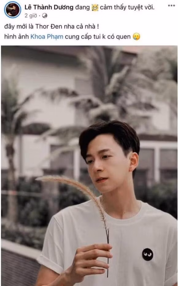 Chỉ còn vài ngày nữa Running Man Việt Nam mùa 2 sẽ trở lại khiến khán giả vô cùng chờ mong những điều thú vị mà dàn cast "khủng" mang đến. Ngay từ khi đi Hàn Quốc về, các thành viên của chương trình đã liên tục "update" ảnh dìm hàng nhau hoặc của chính mình lên trang cá nhân tạo nên màn tấu hài cực sôi động. Tối 10/9, Ngô Kiến Huy đã hào hứng khoe bức ảnh do chính Karik làm "phó nháy" trên trang cá nhân. Thỏ Đen cầm bông lúa tạo dáng cực "deep" và lãng tử.