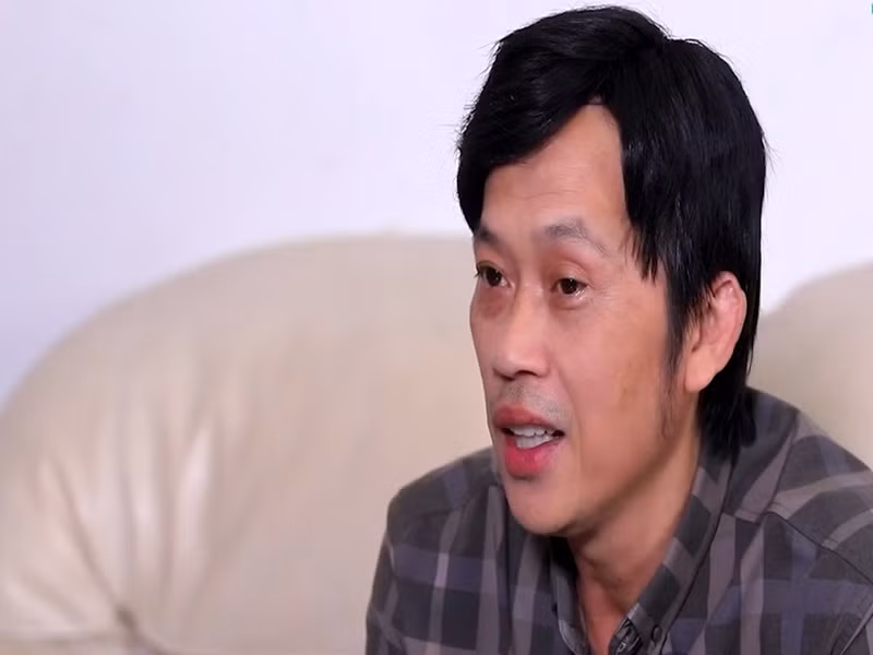 Đầu tháng 6, trên mạng xã hội lan truyền hình ảnh một tờ giấy vay nợ 5 tỷ đồng, trong đó tên người vay là Hoài Linh. Theo Sức khỏe và đời sống, nghệ sĩ Hoài Linh không vay ai số tiền 5 tỷ đồng để trả nợ hoặc bù vào tiền quỹ ủng hộ người dân miền Trung. Đại diện của Hoài Linh cũng khẳng định, hình ảnh và nội dung giấy vay nợ là giả, không loại trừ đây là hành động nhằm bôi nhọ, hạ thấp danh dự, uy tín của Hoài Linh.