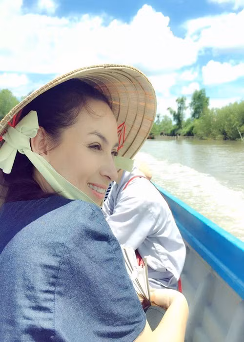 Hình ảnh Phi Nhung giản dị ở đời thường giúp nữ ca sĩ nhận được sự yêu mến của nhiều khán giả.