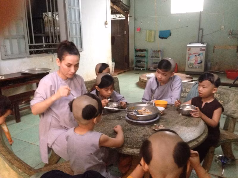 Nhiều năm nay, Phi Nhung sống giản dị. Cô chọn mua những thứ dùng được, giá rẻ và phù hợp với nhu cầu của mình. Chỉ vài lần Phi Nhung diện trang phục hàng hiệu.