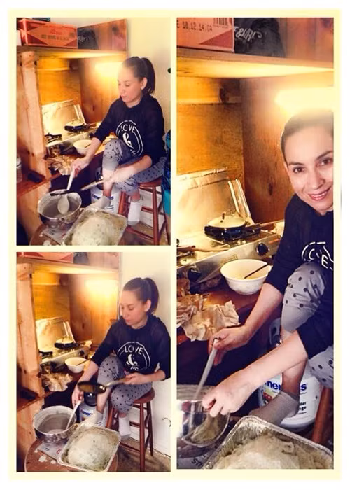 Nữ ca sĩ ăn mặc giản dị khi vào bếp nấu ăn.