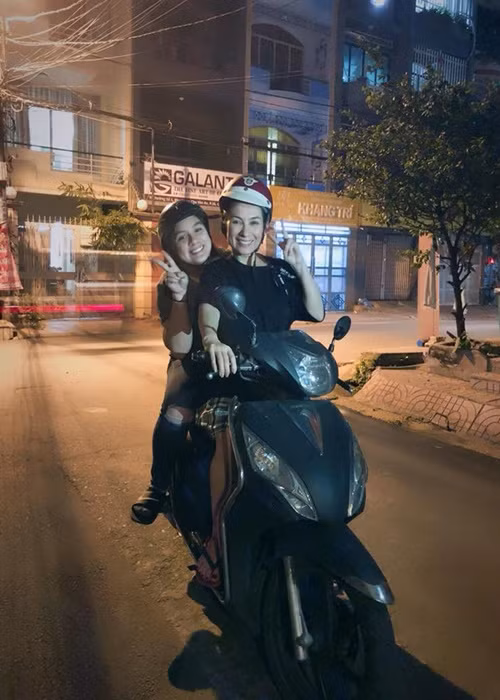 Phi Nhung đi xe máy chở con gái ruột Wendy.