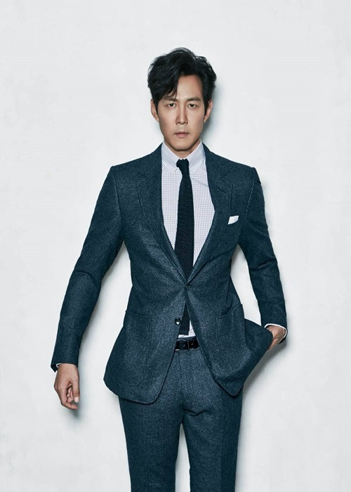 Lee Jung Jae sinh năm 1972, sở hữu chiều cao lý tưởng, gương mặt điển trai. Năm 1993, khi đang làm việc ở một quán cà phê, anh tình cờ gặp nhà thiết kế nổi tiếng Ha Yong Soo và được gợi ý thử sức nghề người mẫu.