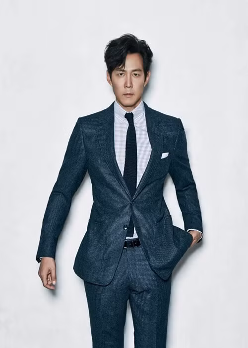 Lee Jung Jae sinh năm 1972, sở hữu chiều cao lý tưởng, gương mặt điển trai. Năm 1993, khi đang làm việc ở một quán cà phê, anh tình cờ gặp nhà thiết kế nổi tiếng Ha Yong Soo và được gợi ý thử sức nghề người mẫu.
