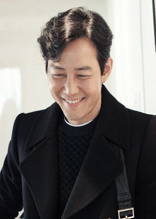 Lee Jung Jae đầu quân cho công ty quản lý mẫu CF vào năm 1993 và lần đầu làm mẫu cho thương hiệu Chocolate Crunky. Cùng năm đó, anh đóng bộ phim truyền hình đầu tay mang tên “Dinosaur teacher”.