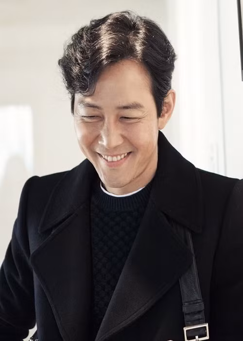 Lee Jung Jae đầu quân cho công ty quản lý mẫu CF vào năm 1993 và lần đầu làm mẫu cho thương hiệu Chocolate Crunky. Cùng năm đó, anh đóng bộ phim truyền hình đầu tay mang tên “Dinosaur teacher”.