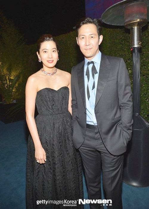 Năm 2015, trang Dispatch công khai loạt ảnh hẹn hò của Lee Jung Jae và nữ doanh nhân Lim Se Ryung - ái nữ tập đoàn thực phẩm lớn nhất nhì Hàn Quốc Daesang. Đáng chú ý, vào thời điểm đó, rộ tin đồn cả hai hẹn hò khi Lim Se Ryung chưa ly hôn Lee Jae Yong - người thừa kế tập đoàn Samsung. Tuy nhiên, phía Lee Jung Jae khẳng định tin đồn là thất thiệt. Ảnh: Newsen