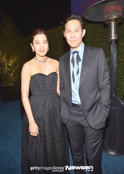 Năm 2015, trang Dispatch công khai loạt ảnh hẹn hò của Lee Jung Jae và nữ doanh nhân Lim Se Ryung - ái nữ tập đoàn thực phẩm lớn nhất nhì Hàn Quốc Daesang. Đáng chú ý, vào thời điểm đó, rộ tin đồn cả hai hẹn hò khi Lim Se Ryung chưa ly hôn Lee Jae Yong - người thừa kế tập đoàn Samsung. Tuy nhiên, phía Lee Jung Jae khẳng định tin đồn là thất thiệt. Ảnh: Newsen