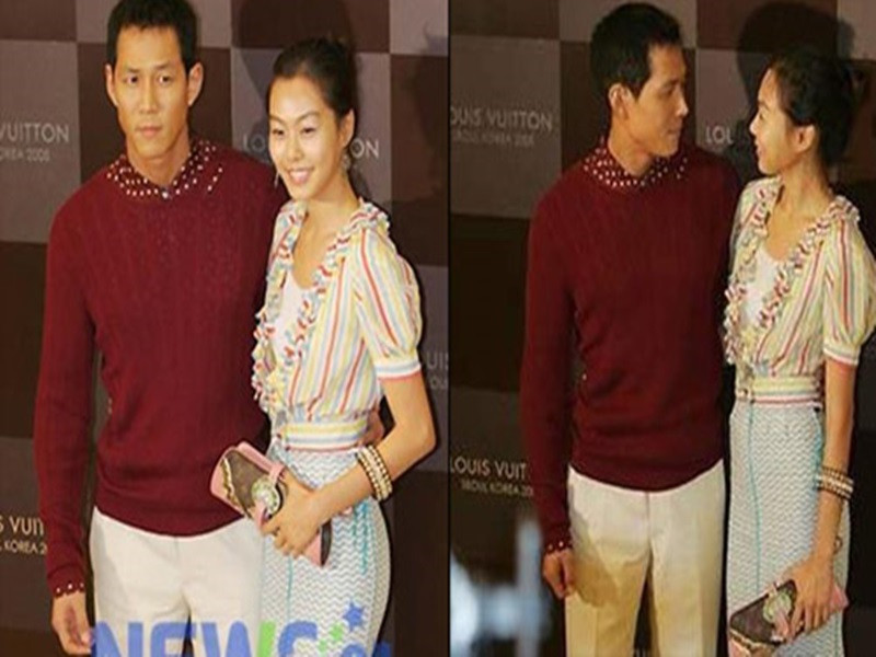 Lee Jung Jae từng công khai hẹn hò nữ diễn viên Kim Min Hee. Cả hai bắt đầu mối quan hệ yêu đương sau khi hợp tác đóng quảng cáo vào năm 2003. Hẹn hò được 3 năm thì Lee Jung Jae và Kim Min Hee chia tay với lý do công việc bận rộn. Ảnh: Khám phá