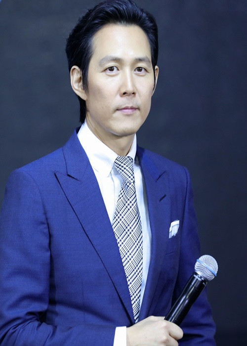 Theo Zing, Lee Jung Jae là chủ nhân của chuỗi nhà hàng Italy cao cấp, sở hữu nhiều khối bất động sản có giá trị cao. Anh còn cùng bạn thân Jung Woo Sung là chủ tịch đồng sáng lập công ty chuyên quản lý các diễn viên hàng đầu.