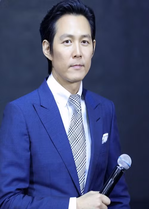 Theo Zing, Lee Jung Jae là chủ nhân của chuỗi nhà hàng Italy cao cấp, sở hữu nhiều khối bất động sản có giá trị cao. Anh còn cùng bạn thân Jung Woo Sung là chủ tịch đồng sáng lập công ty chuyên quản lý các diễn viên hàng đầu.