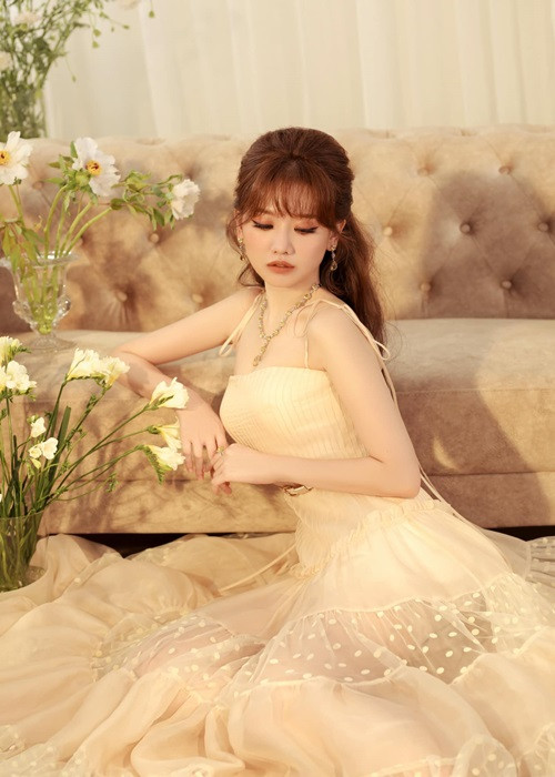 Hari Won từng khoe được một chàng trai kém 9 tuổi chủ động xin thông tin liên hệ để làm quen. Trước việc được trai lạ xin số, cô từ chối: "Bé ơi cô nhiều hơn bé 9 tuổi đó. Nên bé nói bé xin phép đi về".