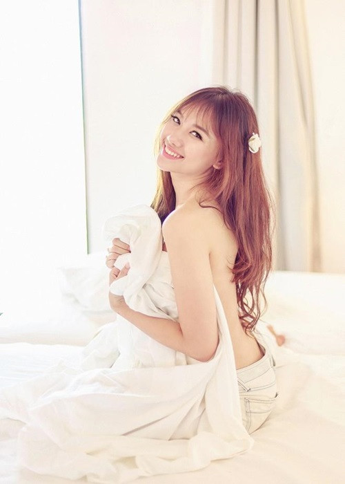 Hình ảnh hở bạo của Hari Won trong những năm đầu ca hát.