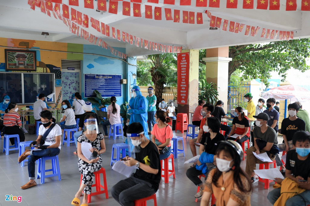 Nhiều người tới tiêm cho biết họ xếp hàng chờ khoảng 15-20 phút là đã tới lượt.