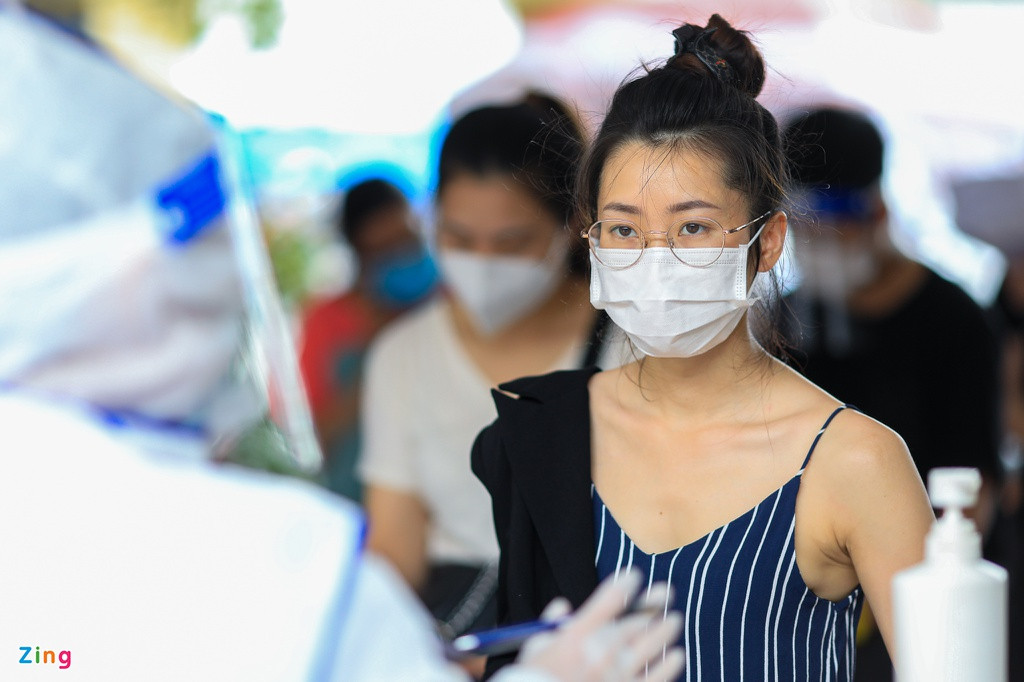 "Trước khi đi tiêm tôi cũng đã tìm hiểu kỹ nhiều loại vaccine được cấp phép tại Việt Nam. Như loại Vero Cell tôi đã tiêm, trên thực tế ít bị tác dụng phụ và tỷ lệ phòng ngừa cũng khoảng 60-70 %, cho nên sau khi tiêm xong mũi 2 tôi thấy an tâm hơn rất nhiều", chị Dương Chi (28 tuổi, TP Thủ Đức) chia sẻ.