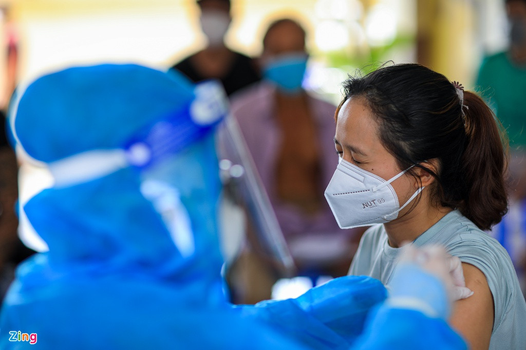 Hiện tại, TP.HCM đang nghiên cứu chính sách "thẻ xanh vaccine", theo đó sẽ nới lỏng yêu cầu giãn cách xã hội với những người đã tiêm 1-2 mũi vaccine. Thẻ xanh vaccine cũng đã được nhiều địa phương như Bình Dương, Đồng Nai công bố áp dụng để chuẩn bị cho "bình thường mới".