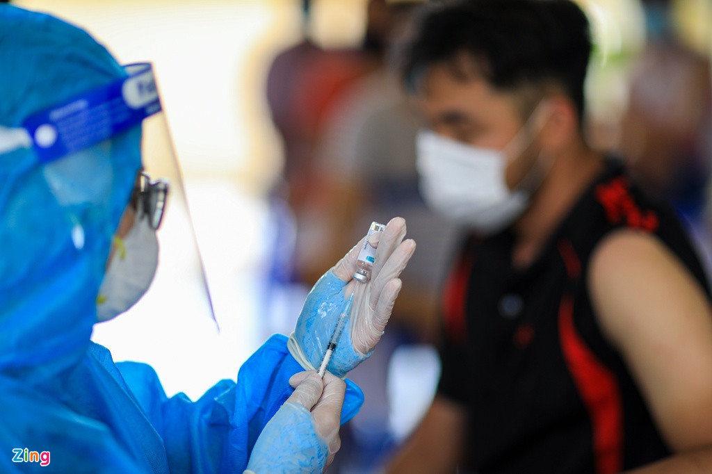 Nhân viên y tế Bệnh viện Lê Văn Thịnh cho biết đã tiêm 177 mũi cho người dân trên địa bàn sáng nay. Dự kiến cuối buổi chiều, điểm tiêm này có thể hoàn tất tiêm gần 400 mũi.